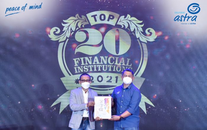 Penyerahan piagam penghargaan Top 20 Financial Institution 2021 yang diberikan oleh Direktur Infobank, Karnoto Mohamad kepada Chief Financial Officer Asuransi Astra, Maximiliaan Agatisianus