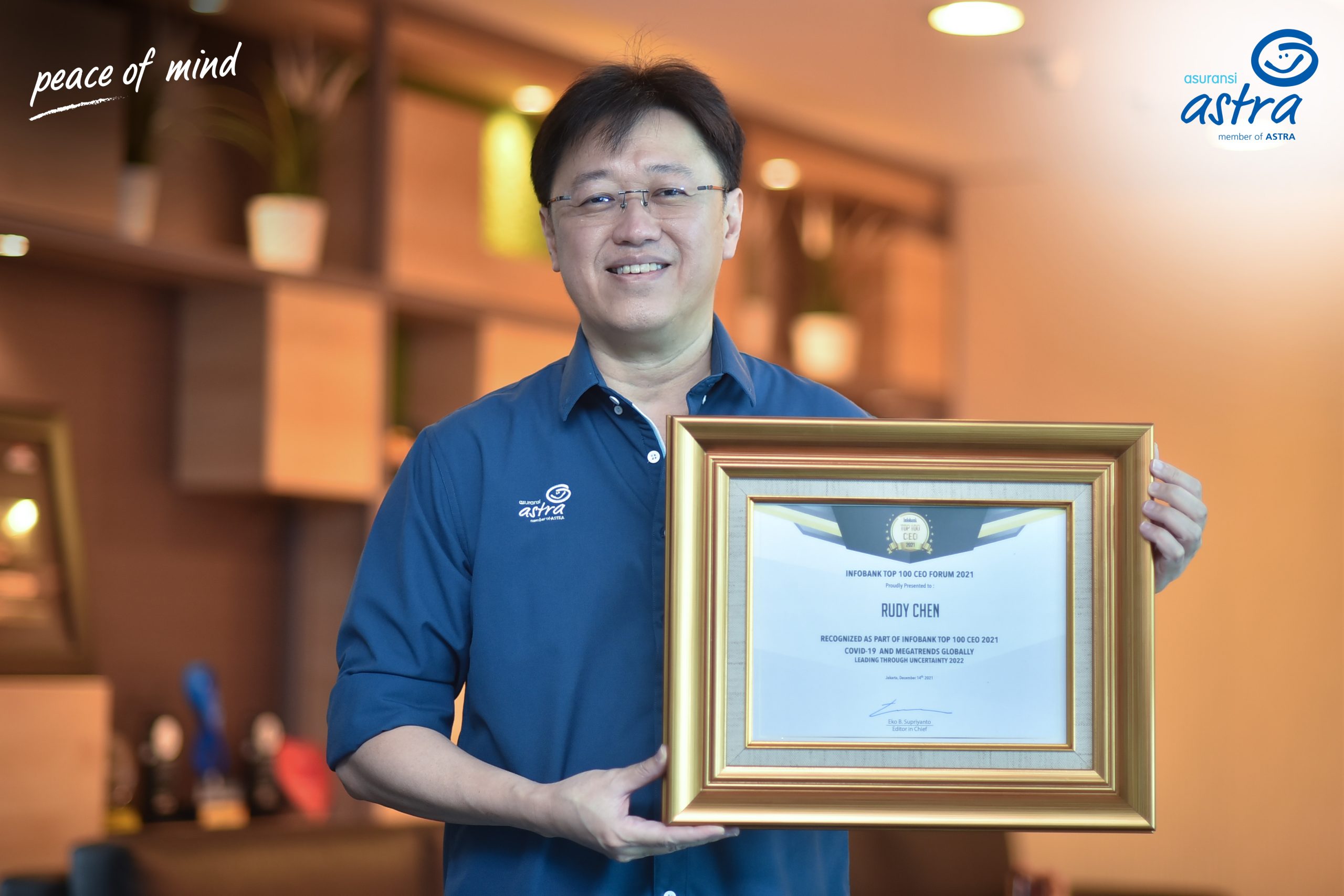 CEO Asuransi Astra, Rudy Chen menerima penghargaan Top 100 CEO 2021