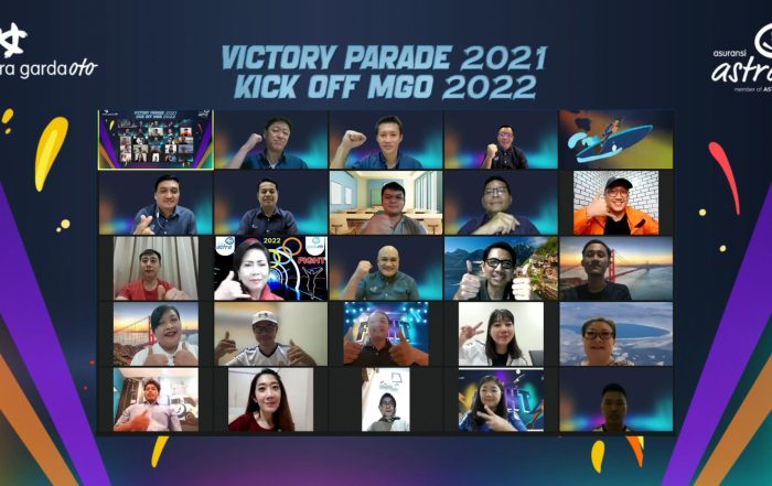 CEO Asuransi Astra, Rudy Chen bersama Chief Marketing Officer – Retail Business Asuransi Astra, Gunawan Salim berfoto bersama dengan para pemenang MGO Victory Parade 2021