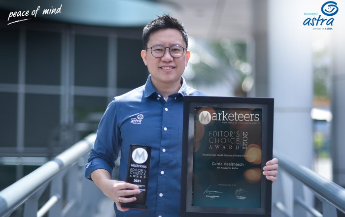 Chief Digital Officer Asuransi Astra, Teddy Suryawan menerima penghargaan Marketeers Editor’s Choice Award 2021