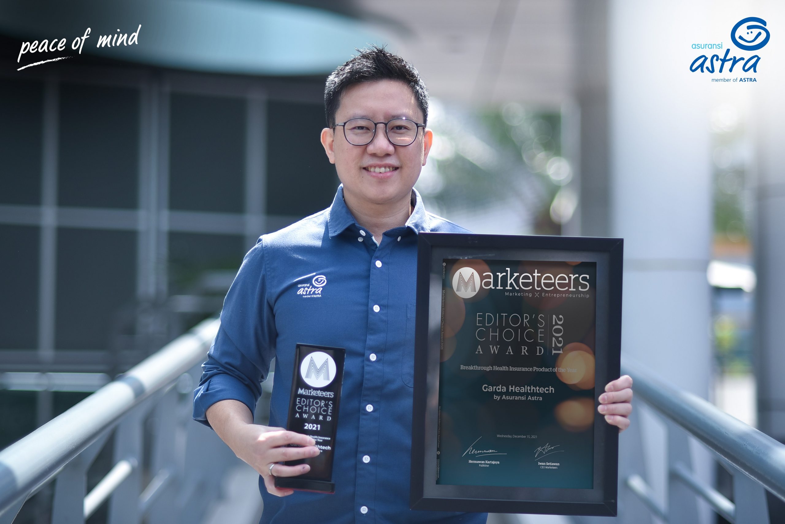 Chief Digital Officer Asuransi Astra, Teddy Suryawan menerima penghargaan Marketeers Editor’s Choice Award 2021