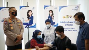 Compliance and Risk Management Director Asuransi Astra, Adi Sepiarso bersama Kombes Pol. Badya Wijaya, S.H., M.H. Dirbinmas Polda Metro Jaya memantau proses screening Vaksinasi Merdeka Booster  yang dilaksanakan di Grha Asuransi Astra (23/4).