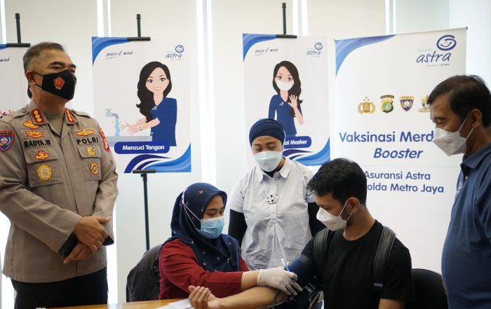 Compliance and Risk Management Director Asuransi Astra, Adi Sepiarso bersama Kombes Pol. Badya Wijaya, S.H., M.H. Dirbinmas Polda Metro Jaya memantau proses screening Vaksinasi Merdeka Booster yang dilaksanakan di Grha Asuransi Astra (23/4).