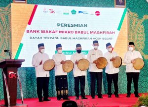 Banda Aceh – PT Astra International Tbk (Astra) bersama PT Asuransi Astra Buana (Asuransi Astra), yang merupakan bagian dari lini bisnis jasa keuangan Astra Financial, meresmikan Bank Wakaf Mikro (BWM) di Banda Aceh sebagai wujud dukungan terhadap peningkatan inklusi keuangan masyarakat. Bank Wakaf Mikro ini merupakan Badan Wakaf Mikro yang ke-9 dari 10 BWM yang telah didirikan Astra bersama unit bisnis Astra Financial. Tujuan dibentuknya BWM adalah agar masyarakat kecil dapat mengakses layanan keuangan terutama dalam hal pembiayaan. Terlebih masih banyak masyarakat di berbagai daerah yang belum memiliki akses ke layanan keuangan formal. Hal ini merupakan wujud Astra untuk mendukung inklusi keuangan masyarakat terutama dalam keuangan syariah. "Astra senantiasa menjalankan berbagai kontribusi sosial berkelanjutan untuk memajukan kualitas bangsa. Melalui lini bisnis jasa keuangan, Astra Financial, program Bank Wakaf Mikro diharapkan dapat meningkatkan inklusi keuangan dan kesejahteraan masyarakat di sekitar pondok pesantren di seluruh Indonesia. Hal ini mendukung Sustainable Development Goals Indonesia dan sejalan dengan cita-cita Astra untuk sejahtera bersama bangsa,” ujar Chief of Corporate Affairs Astra, Riza Deliansyah. Adi Sepiarso, Chief Compliance and Risk Management Officer Asuransi Astra, mengatakan bahwa pendirian BWM ini merupakan salah satu bentuk kontribusi Asuransi Astra sebagai bagian dari Grup Astra untuk mewujudkan cita-cita Astra yaitu “Sejahtera Bersama Bangsa”. Hal ini juga merupakan salah satu bentuk pelaksanaan komitmen Asuransi Astra dalam hal tanggung jawab sosial yang berkesinambungan, khususnya pemberdayaan kepada masyarakat di sekitar pondok pesantren. “Astra dan Asuransi Astra menyambut baik peresmian ini serta mendukung pengembangan dan BWM yang diprakarsai oleh OJK. Kami berharap, BWM Babul Maghfirah dapat memberikan manfaat yang baik bagi warga pesantren dan sekitarnya,” tambahnya. Bank Wakaf Mikro di Banda Aceh ini merupakan BWM ketiga yang diresmikan dan mendapat dukungan dari Asuransi Astra. Sebelumnya, Asuransi Astra telah memberikan dukungan untuk Bank Wakaf Mikro di Pondok Pesantren As’Ad Jambi dan Bank Wakaf Mikro Ahmad Taqiuddin Mansur (ATQIA) di Pondok Pesantren Al Manshuriyyah Ta’limusshibiyan Lombok Tengah. Peresmian BWM di Banda Aceh dilakukan oleh Ketua Dewan Komisioner OJK RI - Wimboh Santoso yang didampingi oleh Anto Prabowo sebagai Deputi Komisioner Humas dan Manajemen Strategis OJK dan Yusri selaku Kepala OJK Aceh. Kegiatan ini juga dihadiri Riza Deliansyah sebagai Chief Corporate Affairs Astra, Pongki Pamungkas selaku Komisaris PT Sedaya Multi Investama (Astra Financial), dan Adi Sepiarso sebagai Chief Compliance Risk Management Officer Asuransi Astra. Survei Nasional Literasi dan Inklusi Keuangan (SNLIK) yang dilakukan pada tahun 2019 oleh OJK RI menunjukkan indeks literasi keuangan Indonesia sebesar 38,03% dan indeks inklusi keuangan sebesar 76,19%. Persentase tersebut menunjukkan bahwa sebagian besar masyarakat Indonesia belum memahami dengan baik produk dan layanan jasa keuangan yang ditawarkan oleh lembaga jasa keuangan formal. Menyikapi hal tersebut, kehadiran Bank Wakaf Mikro yang didukung penuh oleh Grup Astra menjadi dukungan nyata untuk merespon visi SNLKI 2021 – 2025, yaitu “mewujudkan masyarakat Indonesia yang memiliki indeks literasi keuangan yang tinggi (well-literate) sehingga dapat memanfaatkan produk dan layanan jasa keuangan yang sesuai untuk mencapai kesejahteraan keuangan yang berkelanjutan”, serta menjadi perwujudan strategi dari Pilar 2 Kerangka Struktural Master Plan Sektor Jasa Keuangan Indonesia (MPSJKI) 2021 – 2025 yaitu Pengembangan Ekosistem Jasa Keuangan yang berfokus pada program 'Memperluas Akses Keuangan dan Meningkatkan Literasi Keuangan Masyarakat'. Hingga 2022, total ada sepuluh BWM yang didirikan oleh Grup Astra melalui lini bisnis Astra Financial, dengan total dana donasi mencapai lebih dari Rp 40 miliar. Pendirian sepuluh BWM ini dimungkinkan dengan dukungan anak perusahaan dari Astra Financial, mencakup FIFGROUP: BWM di Semarang, Jayapura, Ambon, dan Rembang. ACC: BWM di Banyuwangi, Banjarmasin, dan Trenggalek. Sedangkan Asuransi Astra dengan sebaran BWM di Jambi, Nusa Tenggara Barat, dan Aceh. Melalui program BWM, Astra dan Astra Financial senantiasa mendukung OJK RI untuk meningkatkan tingkat literasi dan inklusi keuangan masyarakat Indonesia. Hal ini dimulai dari pengenalan manfaat hingga risiko dalam memanfaatkan layanan-layanan Lembaga Jasa Keuangan, khususnya untuk membawa perubahan positif pada tata cara pengelolaan keuangan masyarakat untuk mewujudkan Indonesia yang sejahtera.