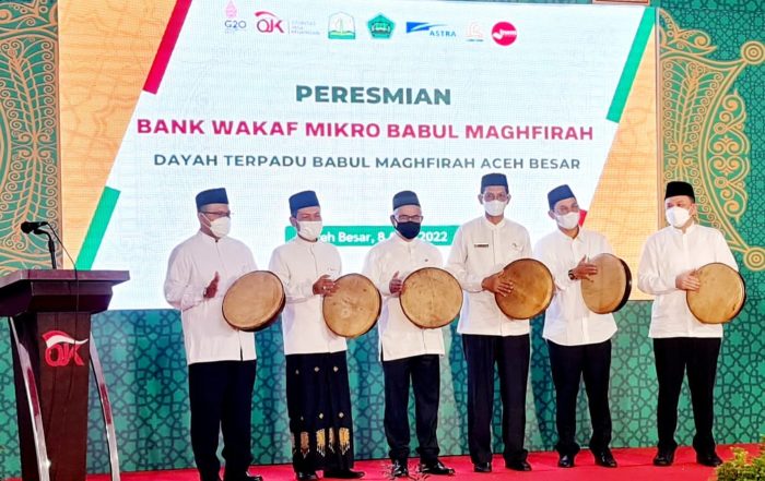 Banda Aceh – PT Astra International Tbk (Astra) bersama PT Asuransi Astra Buana (Asuransi Astra), yang merupakan bagian dari lini bisnis jasa keuangan Astra Financial, meresmikan Bank Wakaf Mikro (BWM) di Banda Aceh sebagai wujud dukungan terhadap peningkatan inklusi keuangan masyarakat. Bank Wakaf Mikro ini merupakan Badan Wakaf Mikro yang ke-9 dari 10 BWM yang telah didirikan Astra bersama unit bisnis Astra Financial. Tujuan dibentuknya BWM adalah agar masyarakat kecil dapat mengakses layanan keuangan terutama dalam hal pembiayaan. Terlebih masih banyak masyarakat di berbagai daerah yang belum memiliki akses ke layanan keuangan formal. Hal ini merupakan wujud Astra untuk mendukung inklusi keuangan masyarakat terutama dalam keuangan syariah. "Astra senantiasa menjalankan berbagai kontribusi sosial berkelanjutan untuk memajukan kualitas bangsa. Melalui lini bisnis jasa keuangan, Astra Financial, program Bank Wakaf Mikro diharapkan dapat meningkatkan inklusi keuangan dan kesejahteraan masyarakat di sekitar pondok pesantren di seluruh Indonesia. Hal ini mendukung Sustainable Development Goals Indonesia dan sejalan dengan cita-cita Astra untuk sejahtera bersama bangsa,” ujar Chief of Corporate Affairs Astra, Riza Deliansyah. Adi Sepiarso, Chief Compliance and Risk Management Officer Asuransi Astra, mengatakan bahwa pendirian BWM ini merupakan salah satu bentuk kontribusi Asuransi Astra sebagai bagian dari Grup Astra untuk mewujudkan cita-cita Astra yaitu “Sejahtera Bersama Bangsa”. Hal ini juga merupakan salah satu bentuk pelaksanaan komitmen Asuransi Astra dalam hal tanggung jawab sosial yang berkesinambungan, khususnya pemberdayaan kepada masyarakat di sekitar pondok pesantren. “Astra dan Asuransi Astra menyambut baik peresmian ini serta mendukung pengembangan dan BWM yang diprakarsai oleh OJK. Kami berharap, BWM Babul Maghfirah dapat memberikan manfaat yang baik bagi warga pesantren dan sekitarnya,” tambahnya. Bank Wakaf Mikro di Banda Aceh ini merupakan BWM ketiga yang diresmikan dan mendapat dukungan dari Asuransi Astra. Sebelumnya, Asuransi Astra telah memberikan dukungan untuk Bank Wakaf Mikro di Pondok Pesantren As’Ad Jambi dan Bank Wakaf Mikro Ahmad Taqiuddin Mansur (ATQIA) di Pondok Pesantren Al Manshuriyyah Ta’limusshibiyan Lombok Tengah. Peresmian BWM di Banda Aceh dilakukan oleh Ketua Dewan Komisioner OJK RI - Wimboh Santoso yang didampingi oleh Anto Prabowo sebagai Deputi Komisioner Humas dan Manajemen Strategis OJK dan Yusri selaku Kepala OJK Aceh. Kegiatan ini juga dihadiri Riza Deliansyah sebagai Chief Corporate Affairs Astra, Pongki Pamungkas selaku Komisaris PT Sedaya Multi Investama (Astra Financial), dan Adi Sepiarso sebagai Chief Compliance Risk Management Officer Asuransi Astra. Survei Nasional Literasi dan Inklusi Keuangan (SNLIK) yang dilakukan pada tahun 2019 oleh OJK RI menunjukkan indeks literasi keuangan Indonesia sebesar 38,03% dan indeks inklusi keuangan sebesar 76,19%. Persentase tersebut menunjukkan bahwa sebagian besar masyarakat Indonesia belum memahami dengan baik produk dan layanan jasa keuangan yang ditawarkan oleh lembaga jasa keuangan formal. Menyikapi hal tersebut, kehadiran Bank Wakaf Mikro yang didukung penuh oleh Grup Astra menjadi dukungan nyata untuk merespon visi SNLKI 2021 – 2025, yaitu “mewujudkan masyarakat Indonesia yang memiliki indeks literasi keuangan yang tinggi (well-literate) sehingga dapat memanfaatkan produk dan layanan jasa keuangan yang sesuai untuk mencapai kesejahteraan keuangan yang berkelanjutan”, serta menjadi perwujudan strategi dari Pilar 2 Kerangka Struktural Master Plan Sektor Jasa Keuangan Indonesia (MPSJKI) 2021 – 2025 yaitu Pengembangan Ekosistem Jasa Keuangan yang berfokus pada program 'Memperluas Akses Keuangan dan Meningkatkan Literasi Keuangan Masyarakat'. Hingga 2022, total ada sepuluh BWM yang didirikan oleh Grup Astra melalui lini bisnis Astra Financial, dengan total dana donasi mencapai lebih dari Rp 40 miliar. Pendirian sepuluh BWM ini dimungkinkan dengan dukungan anak perusahaan dari Astra Financial, mencakup FIFGROUP: BWM di Semarang, Jayapura, Ambon, dan Rembang. ACC: BWM di Banyuwangi, Banjarmasin, dan Trenggalek. Sedangkan Asuransi Astra dengan sebaran BWM di Jambi, Nusa Tenggara Barat, dan Aceh. Melalui program BWM, Astra dan Astra Financial senantiasa mendukung OJK RI untuk meningkatkan tingkat literasi dan inklusi keuangan masyarakat Indonesia. Hal ini dimulai dari pengenalan manfaat hingga risiko dalam memanfaatkan layanan-layanan Lembaga Jasa Keuangan, khususnya untuk membawa perubahan positif pada tata cara pengelolaan keuangan masyarakat untuk mewujudkan Indonesia yang sejahtera.