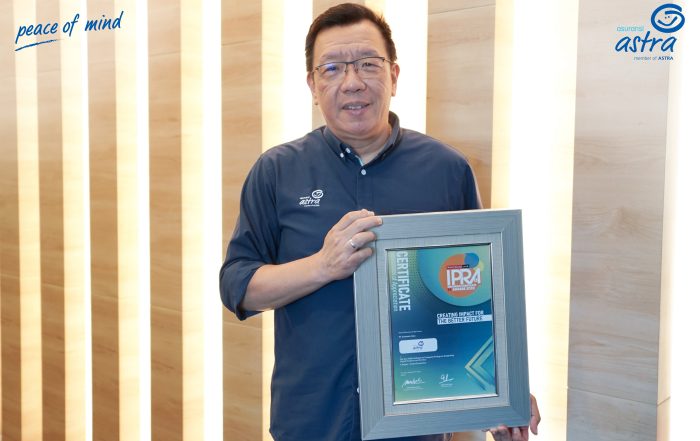 Chief Marketing Officer Retail Business Asuransi Astra, Gunawan Salim menerima penghargaan Indonesia Corporate PR Award 2022