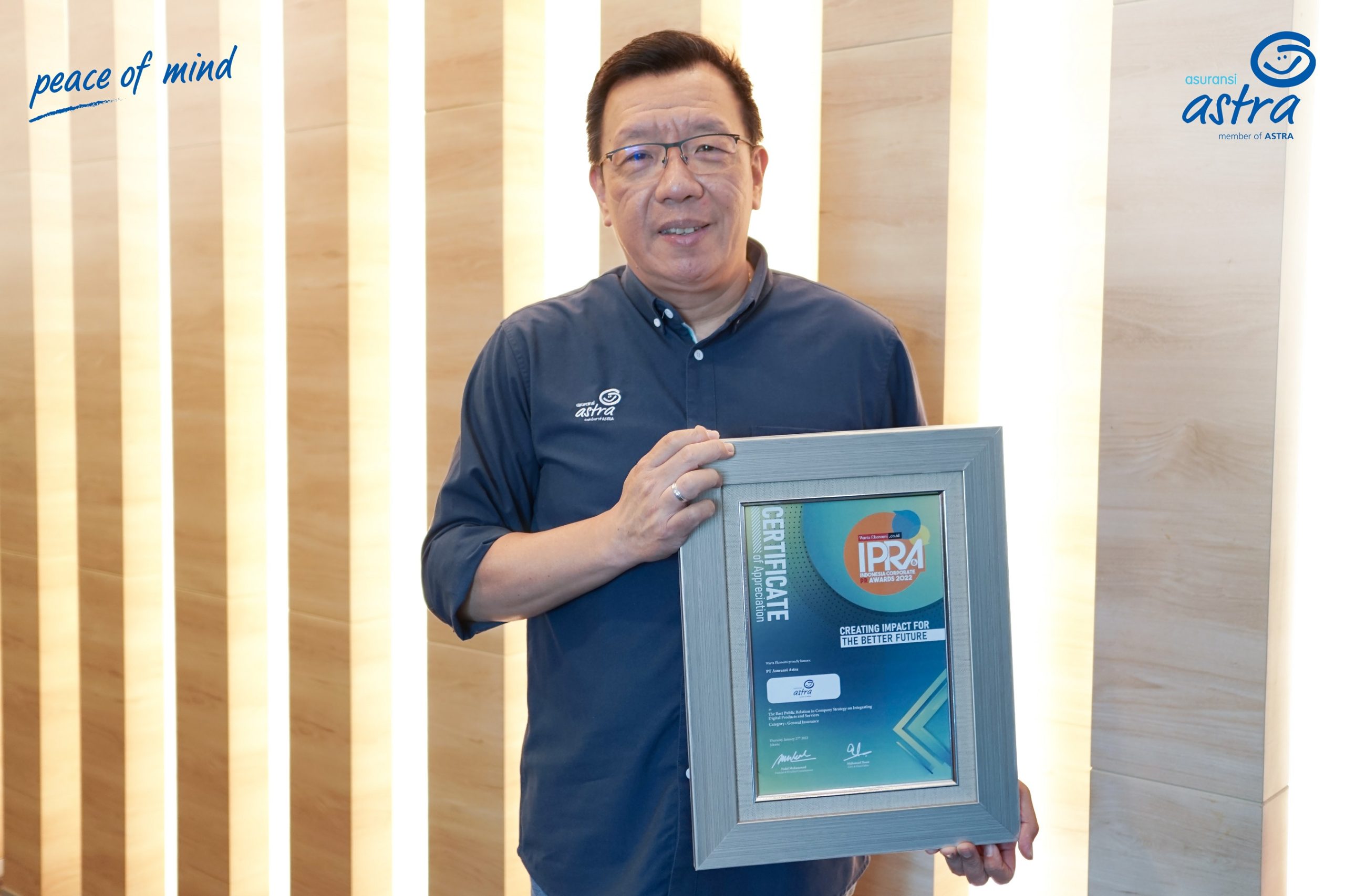Chief Marketing Officer Retail Business Asuransi Astra, Gunawan Salim menerima penghargaan Indonesia Corporate PR Award 2022