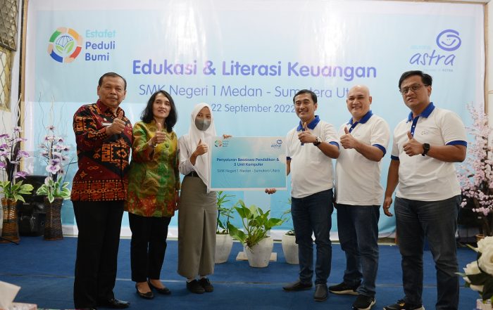 Kepala Cabang Dinas Pendidikan Medan Selatan, Drs R Zuhri Bintang MAP; Kepala SMK Negeri 1 Medan, May Gloria Sabrina Meliala, S.Pd