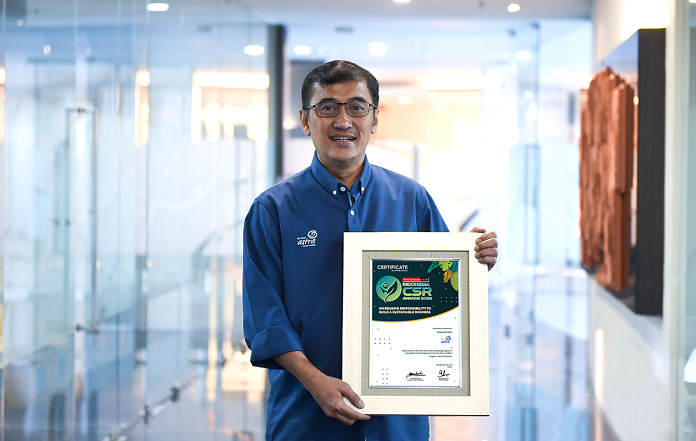 Compliance & Risk Management Director, YME Adi Sepiarso menerima penghargaan Outstanding Program in Sustainable Social Development to Provide “Peace of Mind” kategori General Insurance dalam ajang Indonesia CSR Awards 2022.
