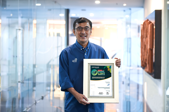 Compliance & Risk Management Director, YME Adi Sepiarso menerima penghargaan Outstanding Program in Sustainable Social Development to Provide “Peace of Mind” kategori General Insurance dalam ajang Indonesia CSR Awards 2022.