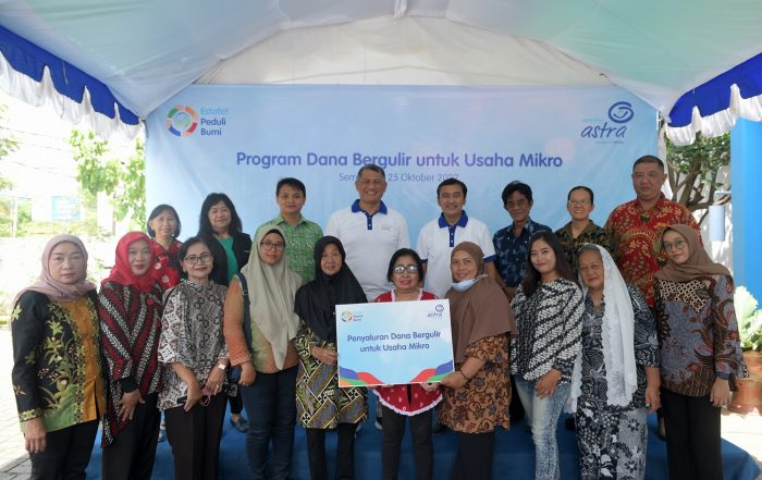 Finance Director Asuransi Astra, Maximiliaan Agatisianus (tengah-kiri) bersama Compliance & Risk Management Director Asuransi Astra, YME Adi Sepiarso (tengah-kanan) saat penyerahan bantuan secara simbolis kepada sejumlah UMKM sekitar perusahaan dan di sejumlah rumah ibadah yang tersebar di kota Semarang.