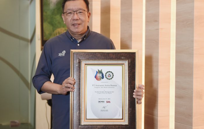 Project Director Aksi Muda Indonesia, Marketing – Commercial & Health Business Director Asuransi Astra, Gunawan Salim menerima penghargaan kategori The Best Outtakes Social PR dalam PR of The Year 2022.