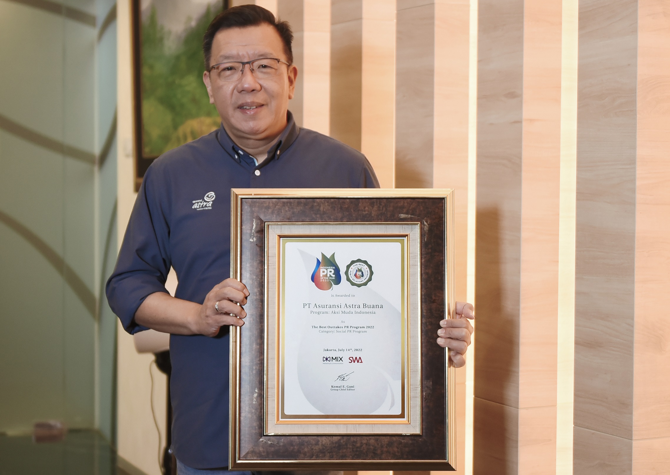 Project Director Aksi Muda Indonesia, Marketing – Commercial & Health Business Director Asuransi Astra, Gunawan Salim menerima penghargaan kategori The Best Outtakes Social PR dalam PR of The Year 2022.
