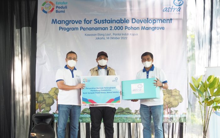 Operation Director Asuransi Astra, Hendry Yoga (kiri) bersama Compliance & Risk Management Director Asuransi Astra, YME Adi Sepiarso (kanan) saat penyerahan bantuan secara simbolis kepada Nitro, Ketua Bank Sampah Padat Karya, Kelurahan Pekayon Jaya Bekasi.