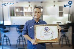 Operation Director Asuransi Astra, Hendry Yoga menerima penghargaan kategori Contact Center for Car Insurance dalam Contact Center Service Excellence Award 2022.