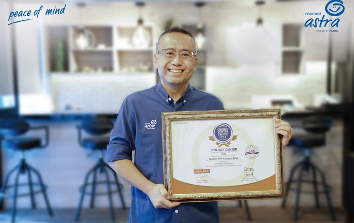 Operation Director Asuransi Astra, Hendry Yoga menerima penghargaan kategori Contact Center for Car Insurance dalam Contact Center Service Excellence Award 2022.