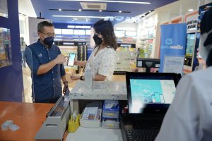 Operation Director Asuransi Astra, Hendry Yoga menyapa secara langsung dan meninjau proses cashless peserta Garda Medika dengan menunjukan e-card kepada petugas melalui Garda Mobile Medcare