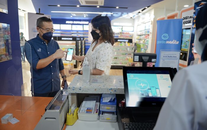 Operation Director Asuransi Astra, Hendry Yoga menyapa secara langsung dan meninjau proses reimbursement peserta Garda Medika dengan menunjukan e-card kepada petugas melalui Garda Mobile Medcare