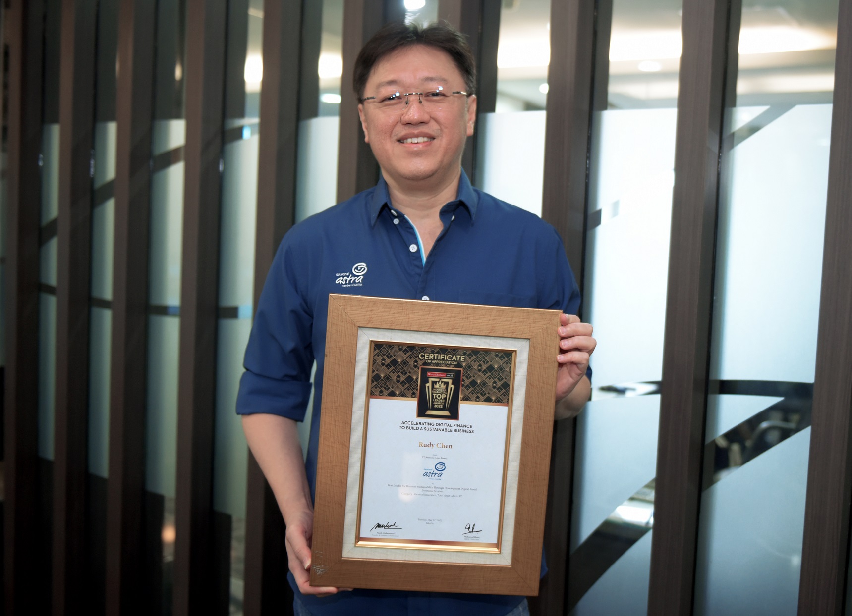 President Director Asuransi Astra, Rudy Chen menerima penghargaan Best Leader for Business Sustainability Through Development Digital-Based Insurance Service dalam ajang Penghargaan Indonesia Financial Top Leader Awards 2022.
