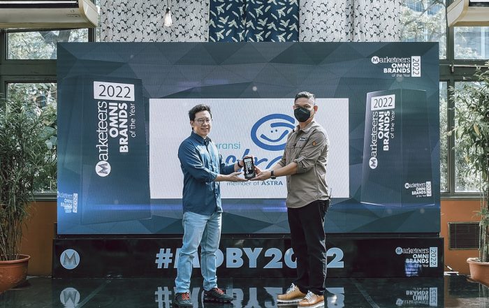 Chief Digital Officer Asuransi Astra, Teddy Suryawan menerima penghargaan Marketeers OMNI Brands of The Year 2022 untuk kategori New Product