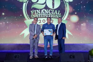Finance Director Asuransi Astra, Maximiliaan Agatisianus (tengah) menerima penghargaan Top 20 Financial Institution 2022 di kelompok Perusahaan Asuransi Umum Berpremi Bruto Rp2,5 Triliun ke atas.