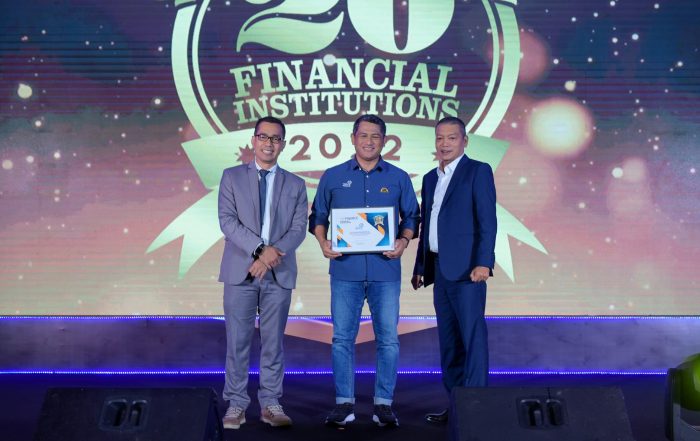 Finance Director Asuransi Astra, Maximiliaan Agatisianus (tengah) menerima penghargaan Top 20 Financial Institution 2022 di kelompok Perusahaan Asuransi Umum Berpremi Bruto Rp2,5 Triliun ke atas.