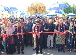 Pemotongan pita dilakukan oleh Walikota Singkawang Tjhai Chui Mie (tengah), Bupati Sambas Satono (kedua dari kiri), Direktur PT Astra International Tbk, yang juga Director-in-Charge (DIC) Astra Financial Suparno Djasmin (kanan) sebagai simbol peresmian gerbang Mahligai Pesisir pada Minggu, 27 November 2022 di batas wilayah Singkawang-Sambas persembahan Astra Financial melalui 3 bisnis unit yaitu FIFGROUP, Asuransi Astra, dan AstraPay.