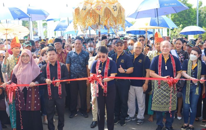 Pemotongan pita dilakukan oleh Walikota Singkawang Tjhai Chui Mie (tengah), Bupati Sambas Satono (kedua dari kiri), Direktur PT Astra International Tbk, yang juga Director-in-Charge (DIC) Astra Financial Suparno Djasmin (kanan) sebagai simbol peresmian gerbang Mahligai Pesisir pada Minggu, 27 November 2022 di batas wilayah Singkawang-Sambas persembahan Astra Financial melalui 3 bisnis unit yaitu FIFGROUP, Asuransi Astra, dan AstraPay.