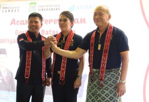 Tangan yang saling bertaut antara Walikota Singkawang Tjhai Chui Mie (tengah), Bupati Sambas Satono (kiri), dan Direktur PT Astra International Tbk, yang juga Director-in-Charge (DIC) Astra Financial Suparno Djasmin (kanan) menggambarkan jalinan budaya yang kuat antar dua kota yaitu Singkawang dan Sambas serta PT Astra International Tbk dalam acara peresmian gerbang Mahligai Pesisir pada Minggu, 27 November 2022.