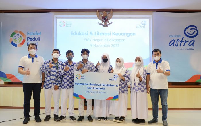 Marketing – Retail Business & Digital Director Asuransi Astra, Wisnu Kusumawardhana (ujung-kiri) bersama Compliance & Risk Management Director Asuransi Astra, YME Adi Sepiarso (ujung-kanan) saat penyerahan bantuan secara simbolis kepada sejumlah murid perwakilan penerima beasiswa di SMKN 3 Balikpapan.