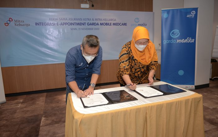 Operation Director Asuransi Astra, Hendry Yoga (kiri) dan Direktur Corporate Brand & Customer Management Mitra Keluarga, dr. Nurvantina Pandina, MM (kanan) melakukan penandatanganan kolaborasi antar Garda Medika dan Mitra Keluarga Group dalam peluncuran E-appointment guna memudahkan para pelanggan dalam membuat appointment pendaftaran rawat jalan di rumah sakit tanpa perlu mengantre pada counter rawat jalan hingga proses pembayaran dan penebusan obat yang dapat dilakukan secara cashless. Pada peluncuran perdana ini, Garda Medika menggandeng Mitra Keluarga Group yang memiliki total 18 rumah sakit di Indonesia sebagai mitra pertama yang dapat melayani para pelanggan melalui E-appointment. Garda Medika, asuransi kesehatan untuk segmen komersial dari Asuransi Astra, memiliki 3.000 jaringan provider rumah sakit dan klinik di Indonesia dan luar negeri.