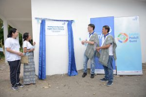 (Kiri – kanan) Ketua Yayasan English Goes to Kampung, Sri Wahyuningsih; Founder English Goes to Kampung, Roswita Asti Kulla; President Director Asuransi Astra, Rudy Chen; Compliance and Risk Management Director Asuransi Astra, Adi Sepiarso saat peresmian Learning Center English Goes to Kampung di Sumba Barat.