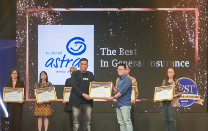 Chief Digital Officer Asuransi Astra, Teddy Suryawan (kanan) saat menerima penghargaan Best Digital Brand Awards 2022 dalam kategori asuransi yang diberikan langsung oleh CEO and Founder Zeals Asia, Tommy Teguh Susetio (kiri) pada 6 Desember 2022.