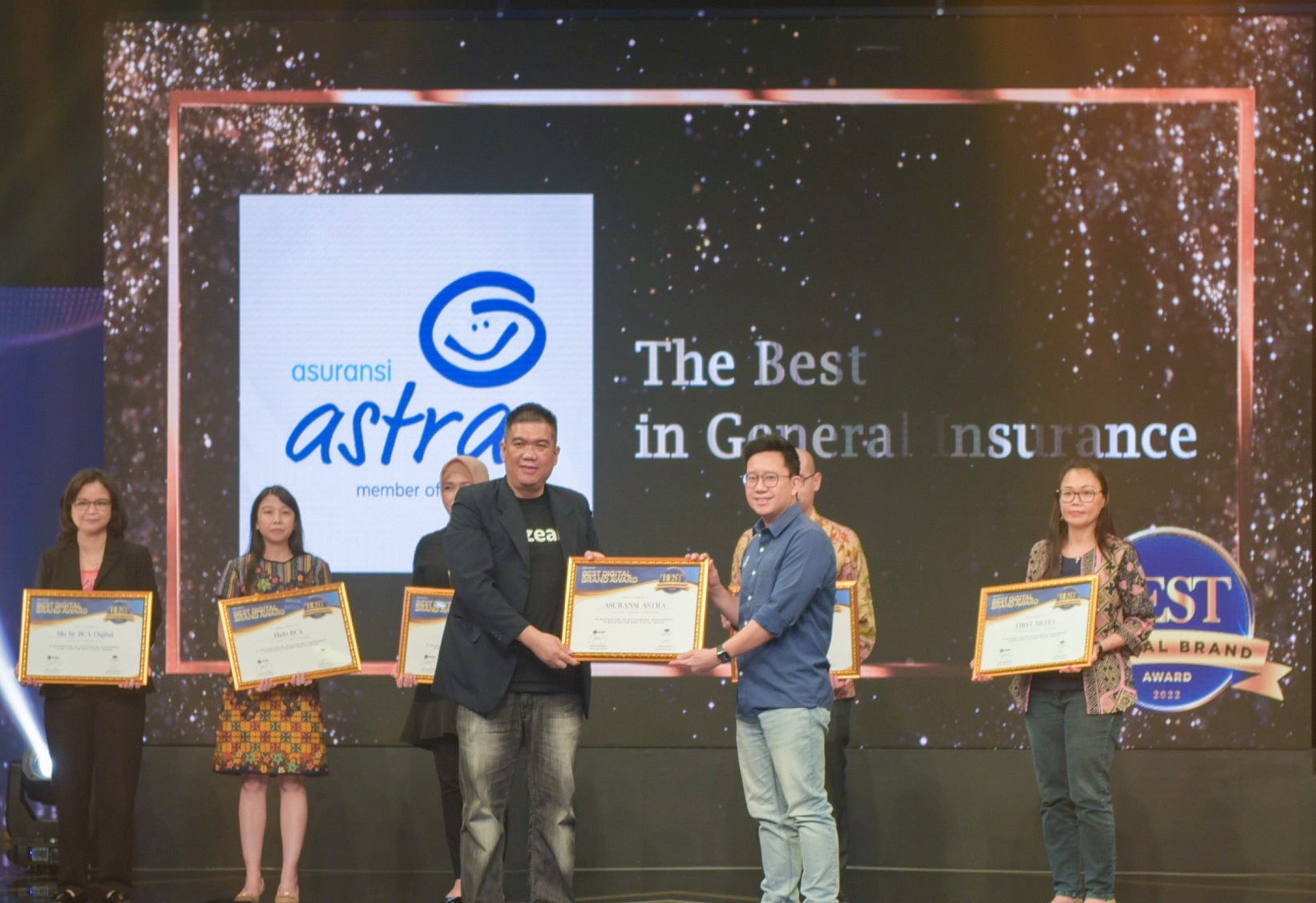 Chief Digital Officer Asuransi Astra, Teddy Suryawan (kanan) saat menerima penghargaan Best Digital Brand Awards 2022 dalam kategori asuransi yang diberikan langsung oleh CEO and Founder Zeals Asia, Tommy Teguh Susetio (kiri) pada 6 Desember 2022.