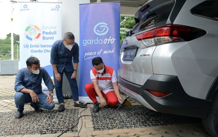 Compliance and Risk Management Director Asuransi Astra dan Operation Director Asuransi Astra sedang memantau dan memastikan persiapan pelaksanaan Uji Emisi Bersama Garda Oto