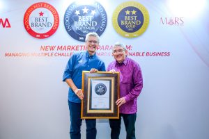 Head of PR, Marcomm & Event, Laurentius Iwan Pranoto (kiri) bersama Chief Editor Majalah SWA, Kemal E. Gani di acara penghargaan Indonesia Best Brand Award (IBBA) 2022 dari majalah SWA dengan predikat Platinum.