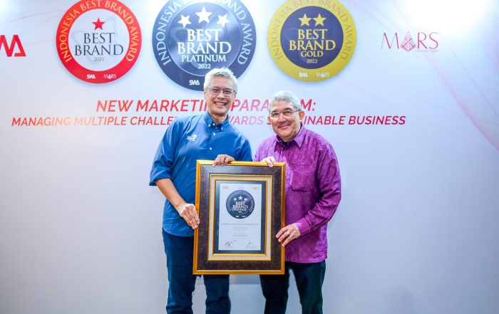 Head of PR, Marcomm & Event, Laurentius Iwan Pranoto (kiri) bersama Chief Editor Majalah SWA, Kemal E. Gani di acara penghargaan Indonesia Best Brand Award (IBBA) 2022 dari majalah SWA dengan predikat Platinum.