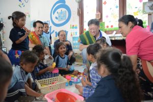 President Director Asuransi Astra, Rudy Chen didampingi Pendiri Yayasan Hati Nurani, Agnes Lali Milla menyapa (tengah) berinteraksi dan mendampingi sejumlah murid TK Hati Nurani belajar dan membaca bersama. TK Hati Nurani yang sebelumnya dikenal dengan Paud Hati Nurani merupakan salah satu sekolah binaan Asuransi Astra sejak tahun 2019 melalui kegiatan sosial Pijar Ilmu yang dihadirkan untuk memajukan kualitas pendidikan di Indonesia khususnya pendidikan sejak dini dalam pembentukan karakter dan pengembangan pengetahuan anak.