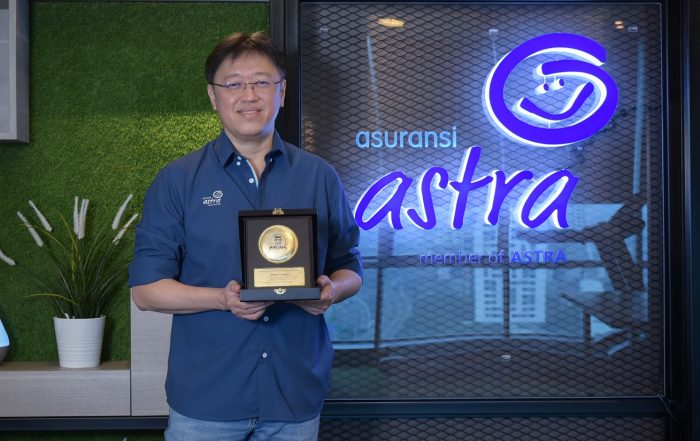President Director Asuransi Astra, Rudy Chen menerima penghargaan Top 100 CEO 2022 oleh Majalah Infobank.
