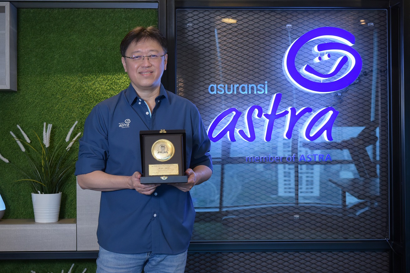President Director Asuransi Astra, Rudy Chen menerima penghargaan Top 100 CEO 2022 oleh Majalah Infobank.