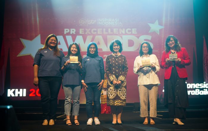 Sejumlah perwakilan Peace Mate tim penyelenggara HUT 66 Grow & Glow Asuransi Astra saat menerima penghargaan PERHUMAS PR Excellence Awards 2022 kategori Internal PR Program yang diberikan langsung oleh Head School of Communication, Atma Jaya Catholic University, Prof. Dr. Dorien Kartikawangi.
