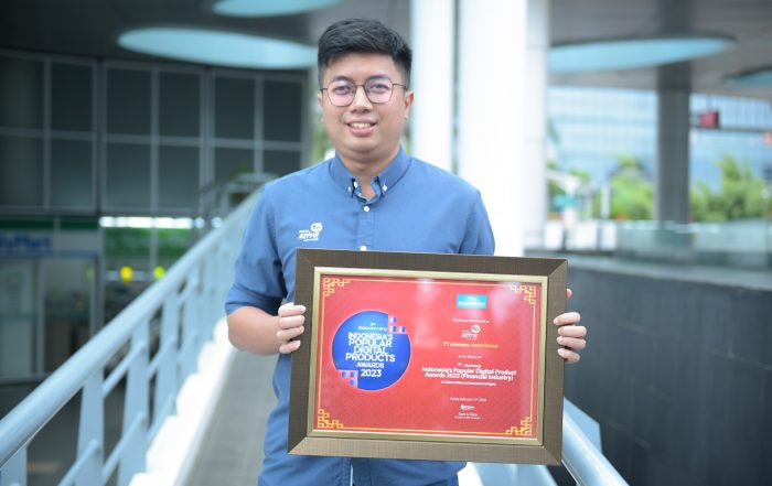 Manager Digital Marketing & Monetization Asuransi Astra, Ekki Primanda Ramadhan menerima penghargaan Indonesia’s Popular Digital Products Award 2023 pada kategori Milennials Popular Digital Brand General Insurance E-Claim sebagai Aplikasi Asuransi Kendaraan terbaik.