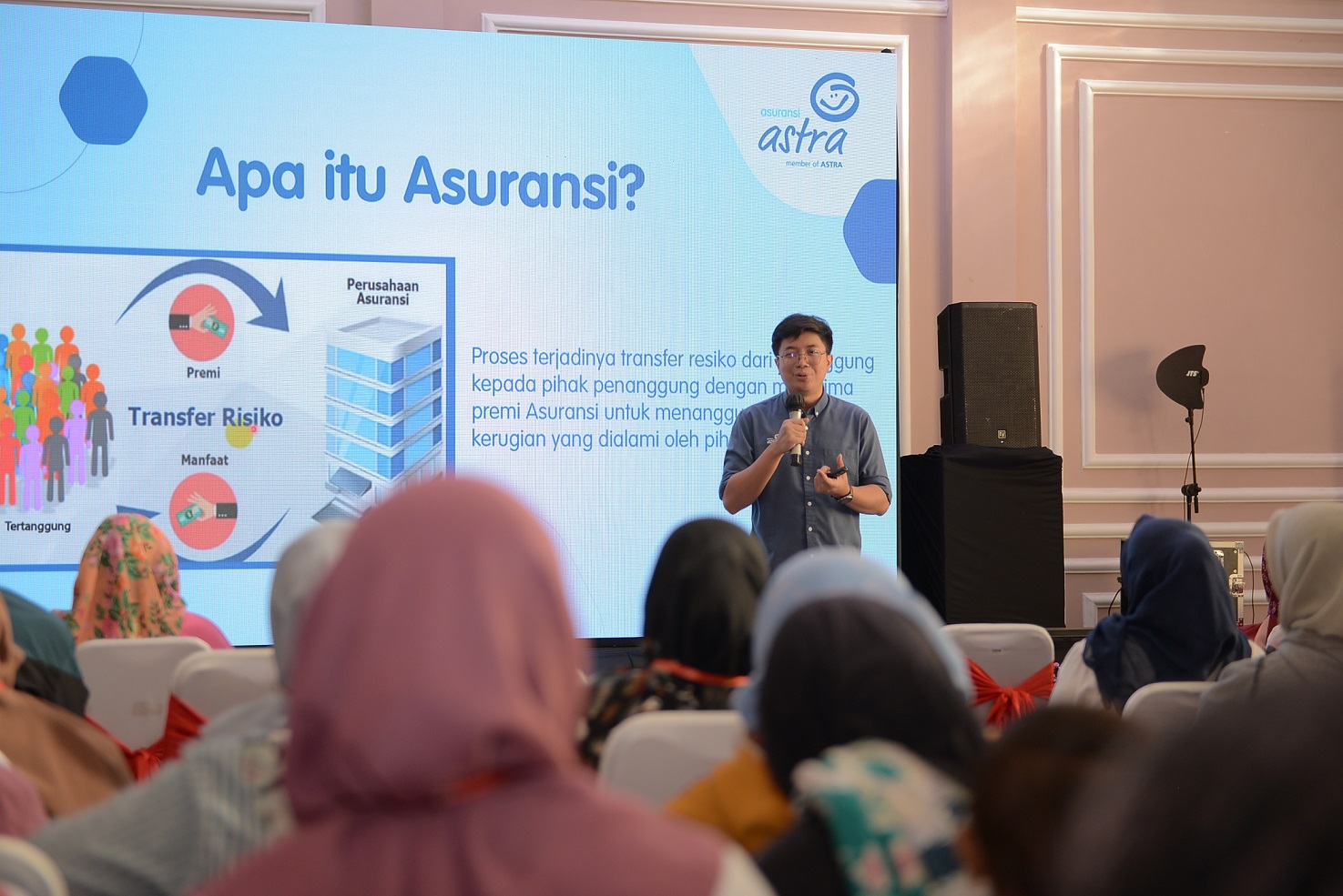 Digital Marketing & Monetization Manager Asuransi Astra, Ekki Primanda Ramadhan saat memberikan edukasi inklusi keuangan kepada para pelaku UMKM guna memperkuat pemberdayaan ekonomi masyarakat serta mengajak mereka untuk pandai mengelola keuangan melalui tabungan, investasi hingga perlindungan asuransi agar mampu membuat rencana usaha dan pribadi berjangka panjang. 