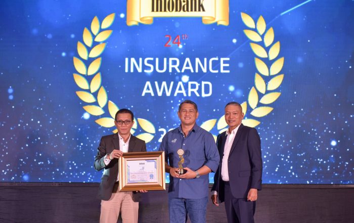 Finance Director Asuransi Astra, Maximiliaan Agatisianus saat menerima dua kategori penghargaan sekaligus dalam 24th Infobank Insurance Awards 2023.