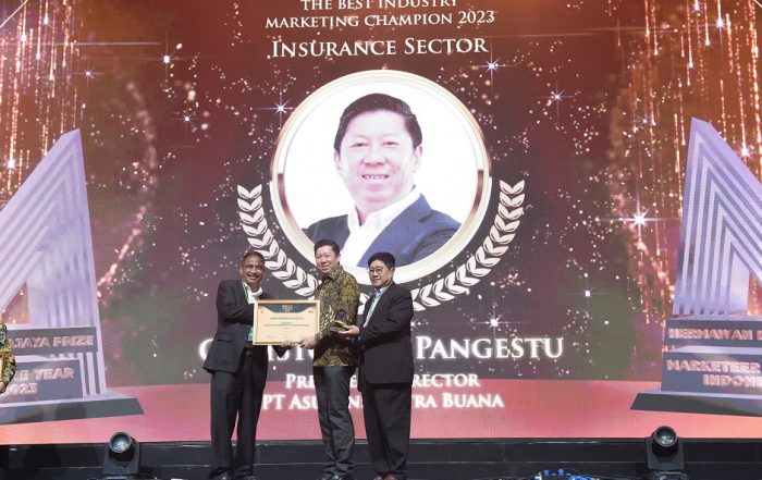 President Director Asuransi Astra, Christopher Pangestu Raih The Best Industry Marketing Champion pada Marketeer of the Year 2023
