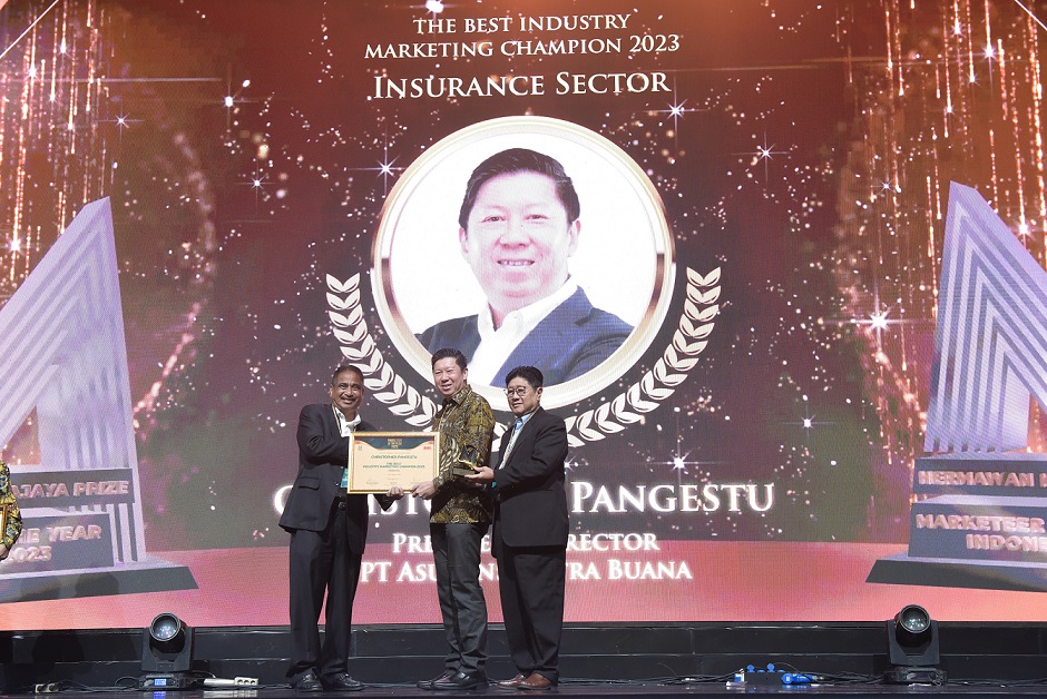 President Director Asuransi Astra, Christopher Pangestu Raih  The Best Industry Marketing Champion pada Marketeer of the Year 2023